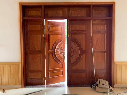 Thợ làm Cửa gỗ tự Nhiên 2026 tại Ninh Bình theo mét vuông hoàn thiện trọn gói